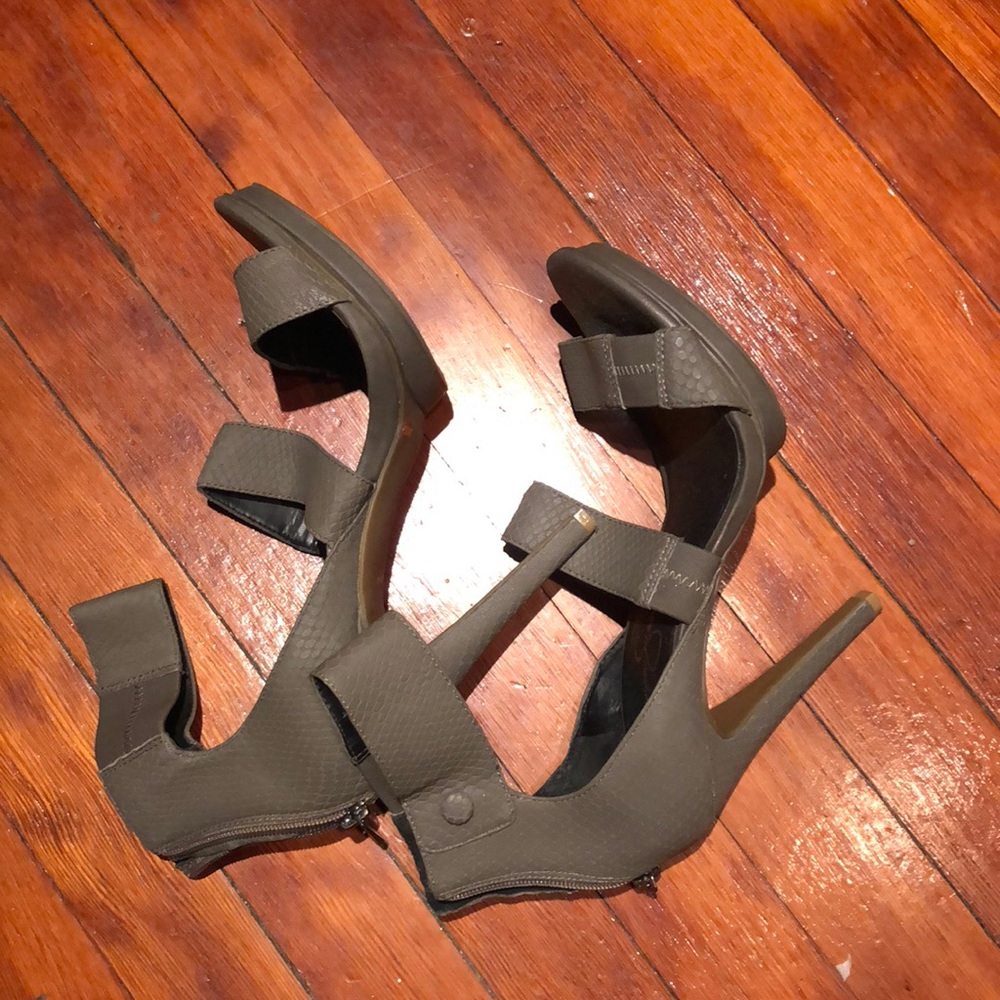 Jessica Simpson gray open-toed heels with straps